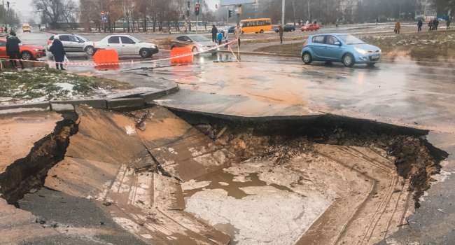В Киеве грузовик с «миксером» ушел под асфальт – фото