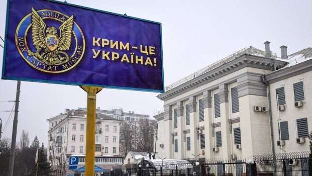 Напротив посольства РФ в Киеве появился билборд с надписью «Крим – це Україна!»