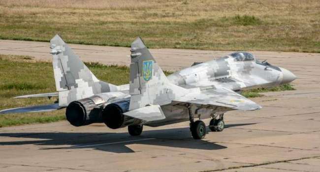 ЧП на аэродроме под Киевом: автомобиль врезался в МиГ-29МУ1, произошло возгорание