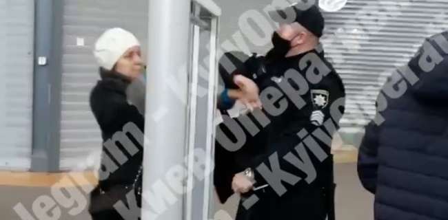 Полицейский, ударивший посетительницу супермаркета, получил свое наказание