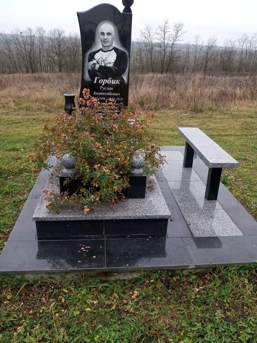 Могила Руслана Горбика в селе Лучинец, Винницкая область