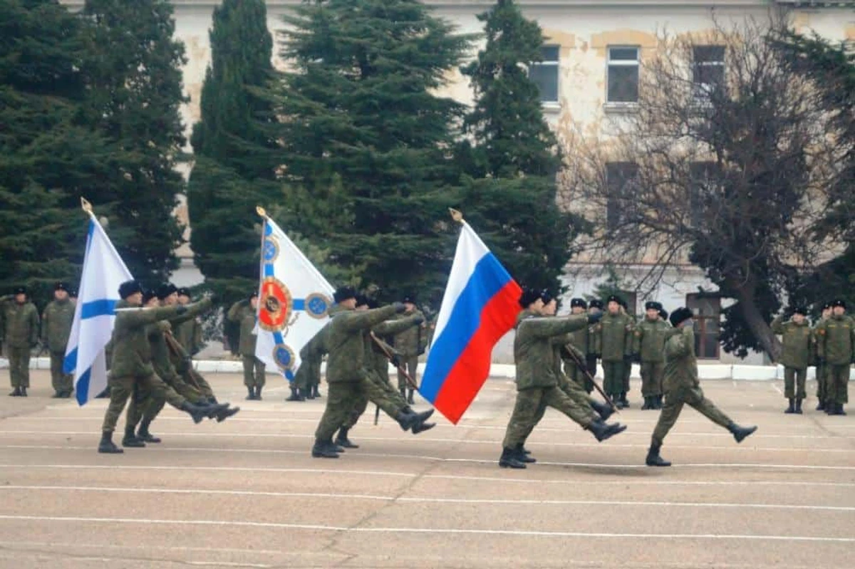 Военнослужащие 127 бригады разведки на территории захваченного учебного центра ВМС Украины в Севастополе