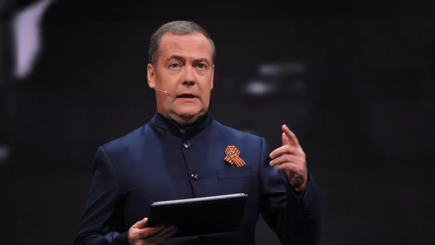 Могут поехать и без виз, как в 1812 и 1945: медведев угрозами отреагировал  на планы ЕС запретить въезд военным рф