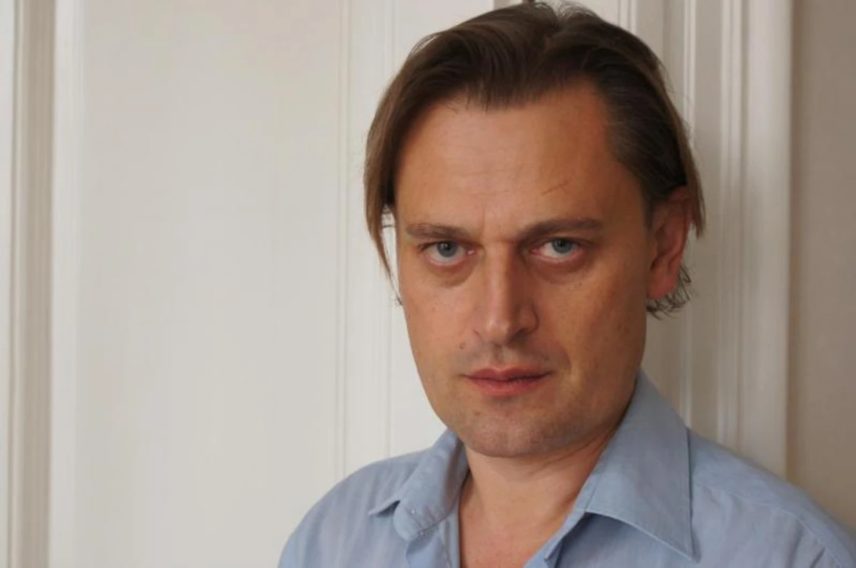 С этой интимной, первичной родственностью очень трудно, так сказать, расстаться. И очень трудно преодолеть, потому что преодоление требует переосмысления. А переосмысление – это интеллектуальный процесс, который связан со взрослостью и с достоинством. Люди говорят, ну при чем здесь язык, культура (к политике, к нападению россиян — УП)? Это какое-то недоразумение. Как я могу от этого отказаться?