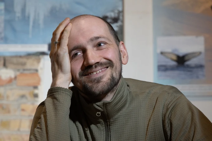 Мы на позиции говорили о литературе, ребята знали, что я пишу. Однажды говорю побратиму: Хочу о тебе сделать историю, чтобы ты был описан с какой-то такой хорошей стороны. А он: Не дай Бог, напишешь про меня какую-то херню, как мы ссоримся из-за банки тушенки, тебе пи*дец. Я выживу, приеду и набью тебе морду