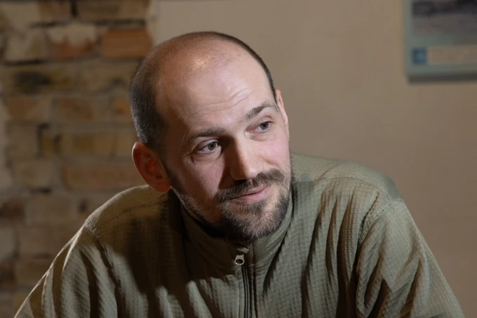 После выхода кому-то давал интервью, и начинают спрашивать: А что вы думаете о действиях ТЦК? А о переговорах?.. О переговорах, блин. Когда ты заходишь на позицию, мир существует только в пределах нескольких метров вокруг тебя, и всё остальное – шум, ад, фон