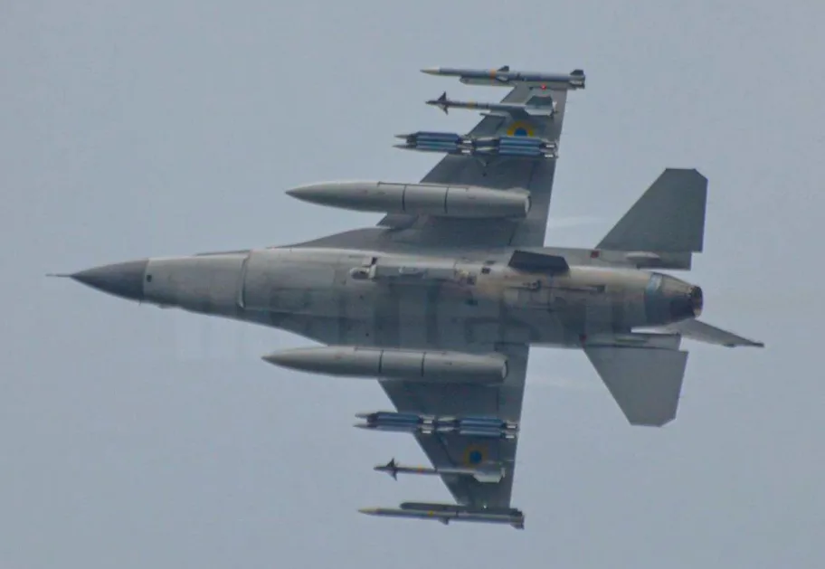 F-16 Воздушных Сил Украины вооружен в том числе GBU-39/B SDB. Фото - t.me/martes1k