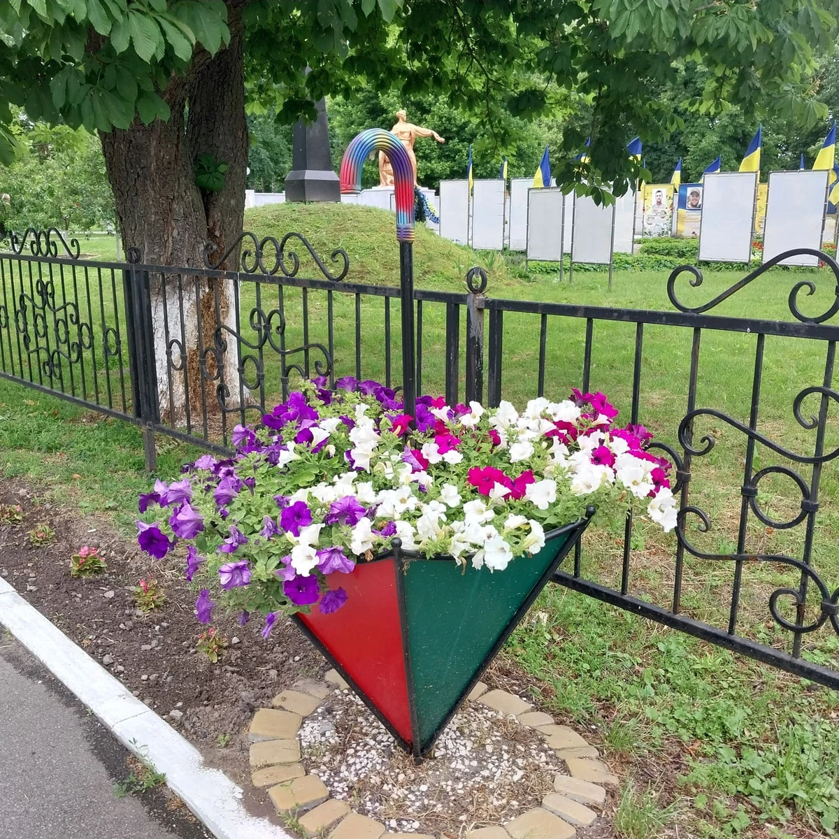 Нетипичная сельская клумба. В парке Воронькова много цветов и растений, за которыми ухаживают коммунальщики