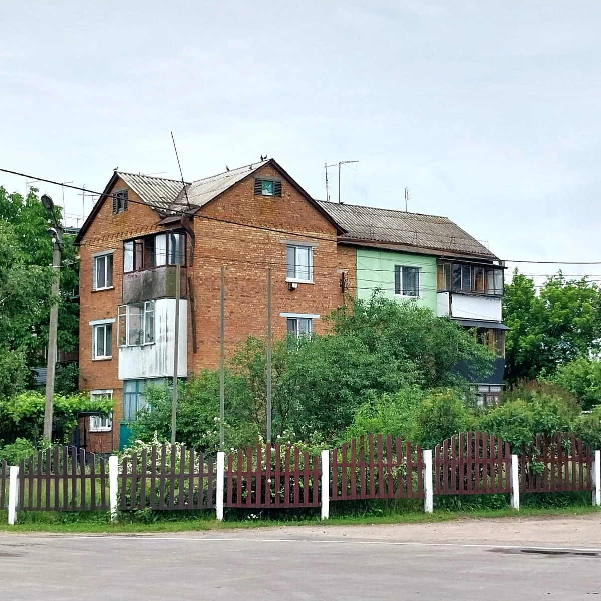 В селе есть несколько многоквартирных домов, где небольшую однокомнатную квартиру можно купить за 20–25 тысяч долларов
