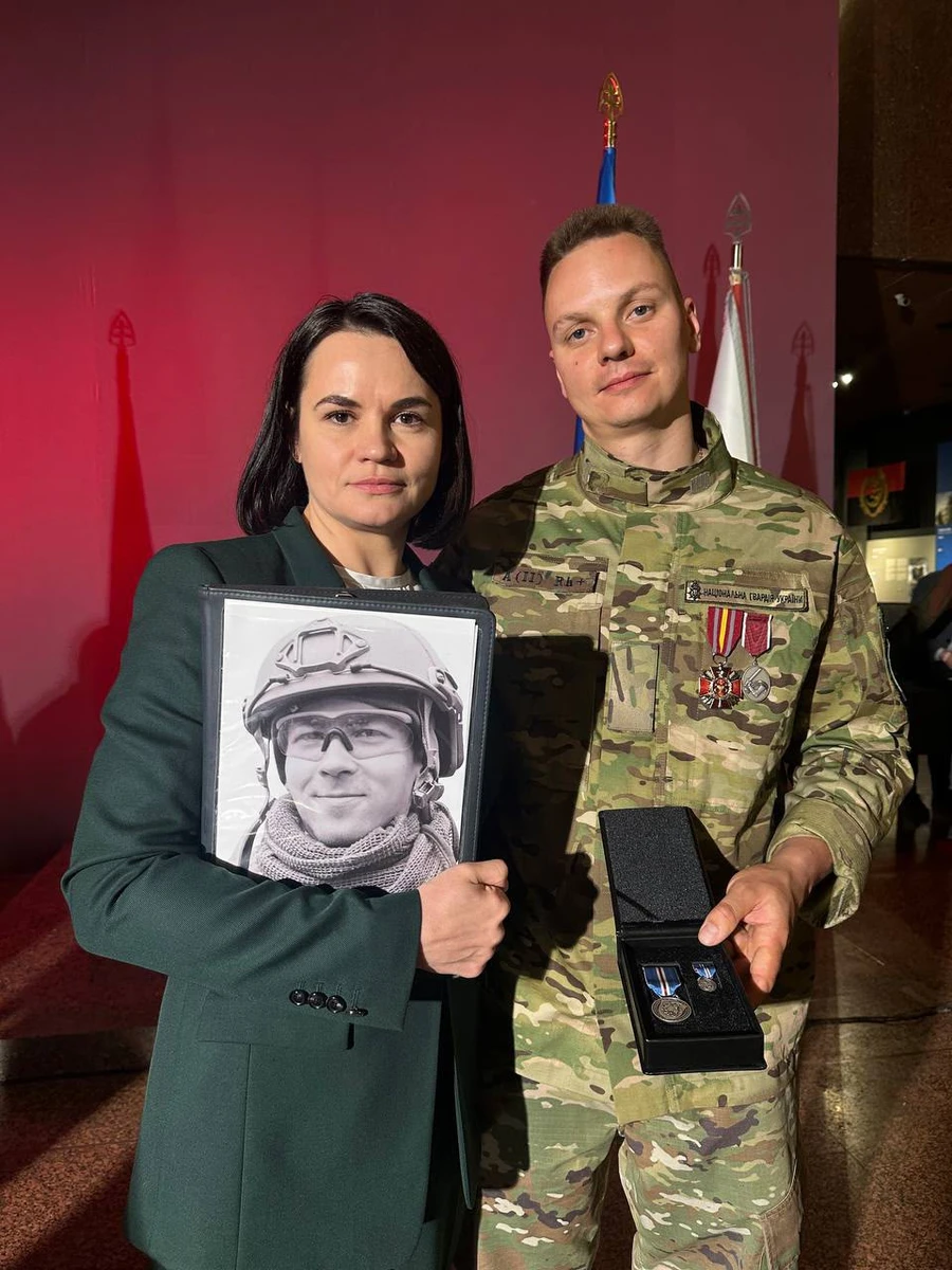 Влад Соня Соловей на церемонии вручения награды Светланой Тихановской, лидером белорусской оппозиции, в Киеве