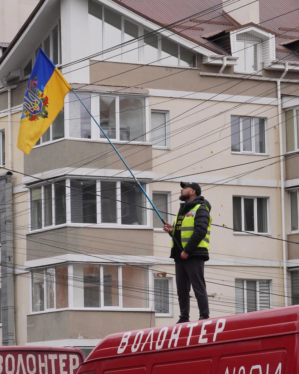 Михаил Пуришев на своём красном микроавтобусе в Ирпене во время акции в поддержку пленных и пропавших без вести. Ноябрь 2024 года