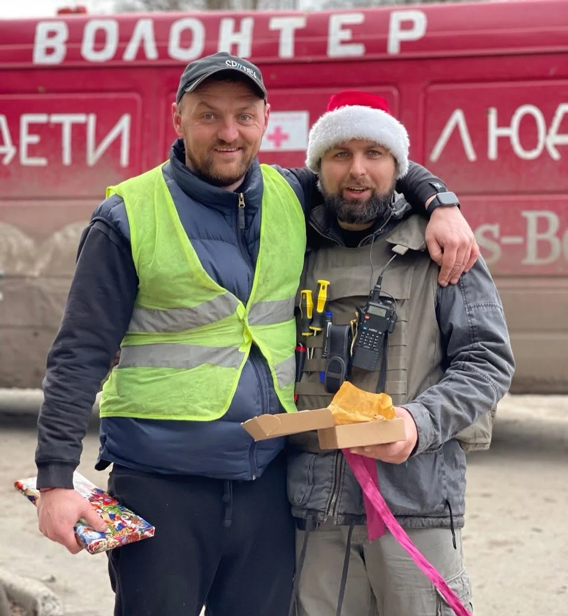 Михаил Пуришев на фоне своего волонтерского микроавтобуса. Осень 2024 года