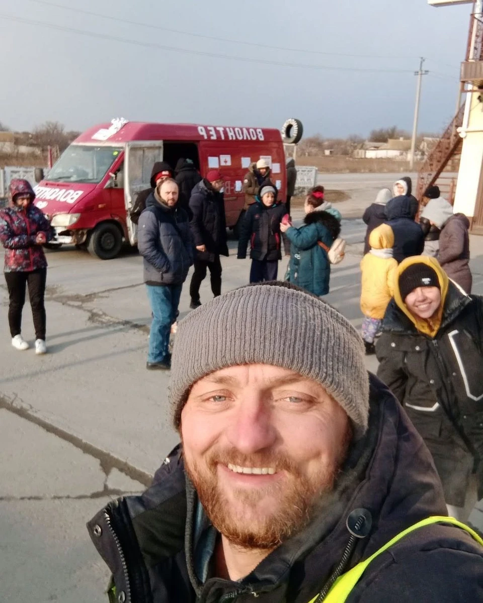 Михаил Пуришев и его красный микроавтобус после эвакуации из оккупированной части Запорожья. 2022 год
