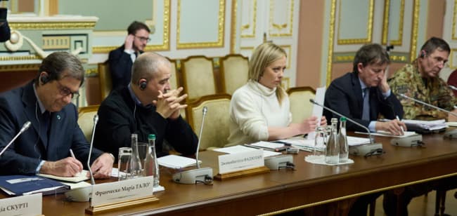Перший візит Мелоні до Києва, 21 лютого 2023 року. Посол Дзадзо – праворуч від прем'єрки на фото 