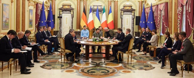 Один з раундів переговорів у Києві 16 червня 2022 року щодо статусу кандидата для України. Італійська делегація – ліворуч