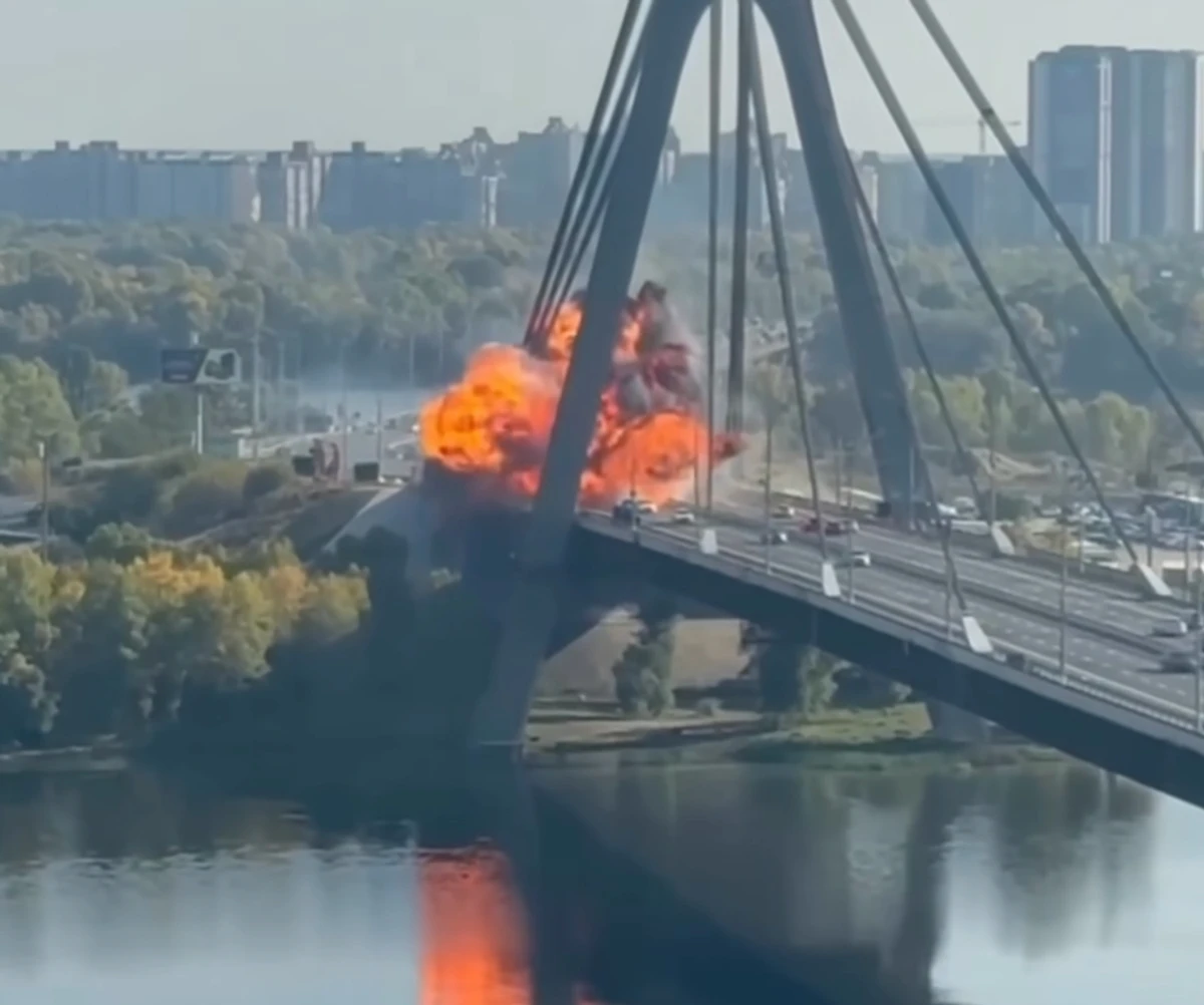 Удар Шахеда по Северному мосту в Киеве