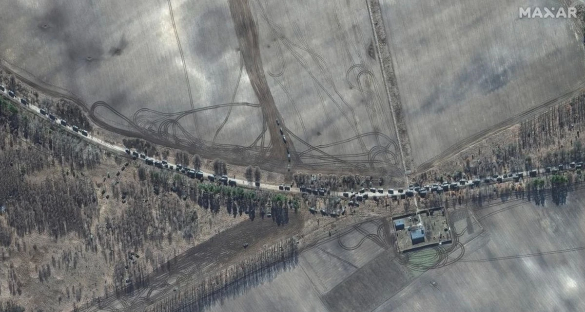 Южный авангард колонны техники к востоку от аэропорта Антонов в Гостомеле днем 28 февраля